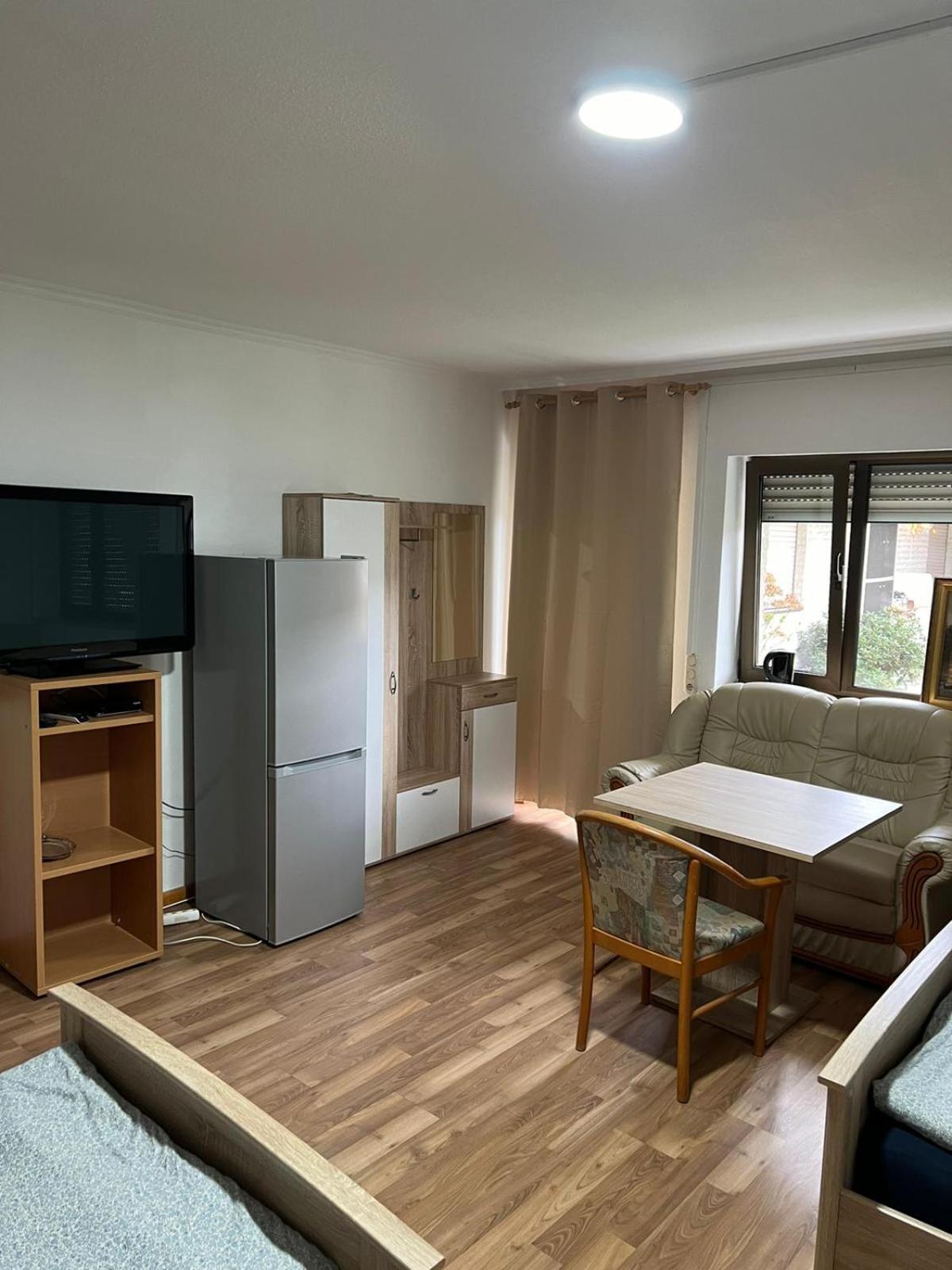 Messe Und Monteurzimmer Sehnde Bagian luar foto