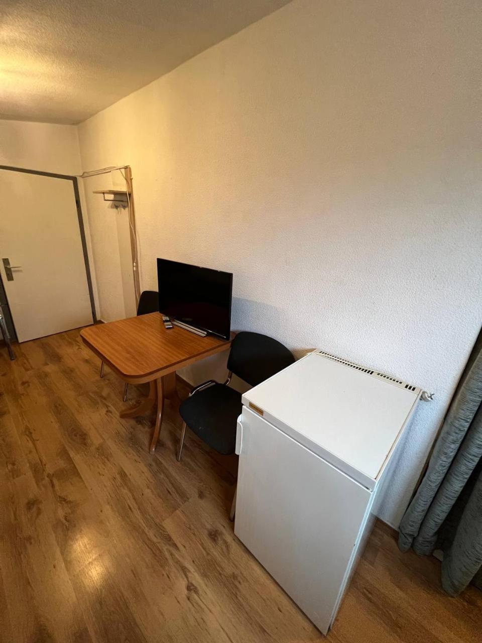 Messe Und Monteurzimmer Sehnde Bagian luar foto