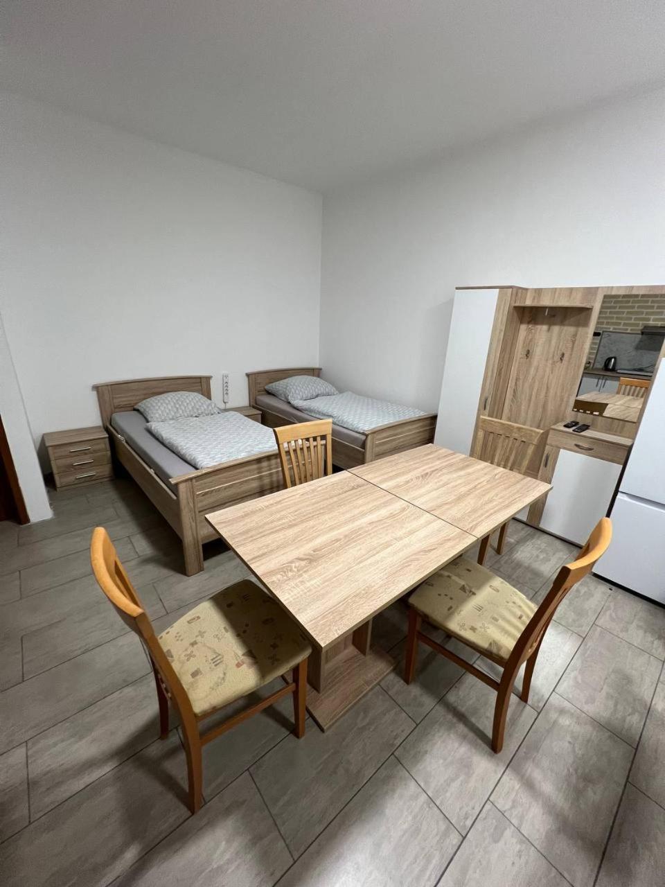 Messe Und Monteurzimmer Sehnde Bagian luar foto